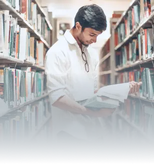 Estudante na biblioteca